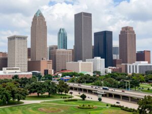 Skyline of Houston featuring modern buildings and green parks