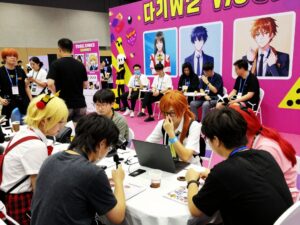 Scene from the Pop Culture Con with fans in cosplay and celebrity guests